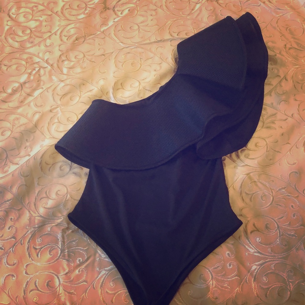 Ruffled one shoulder sleeve bodysuit
